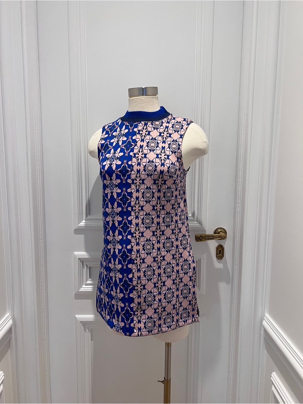 Retro Style Sleeveless Blue and Pink Patterned Mock Neck Top